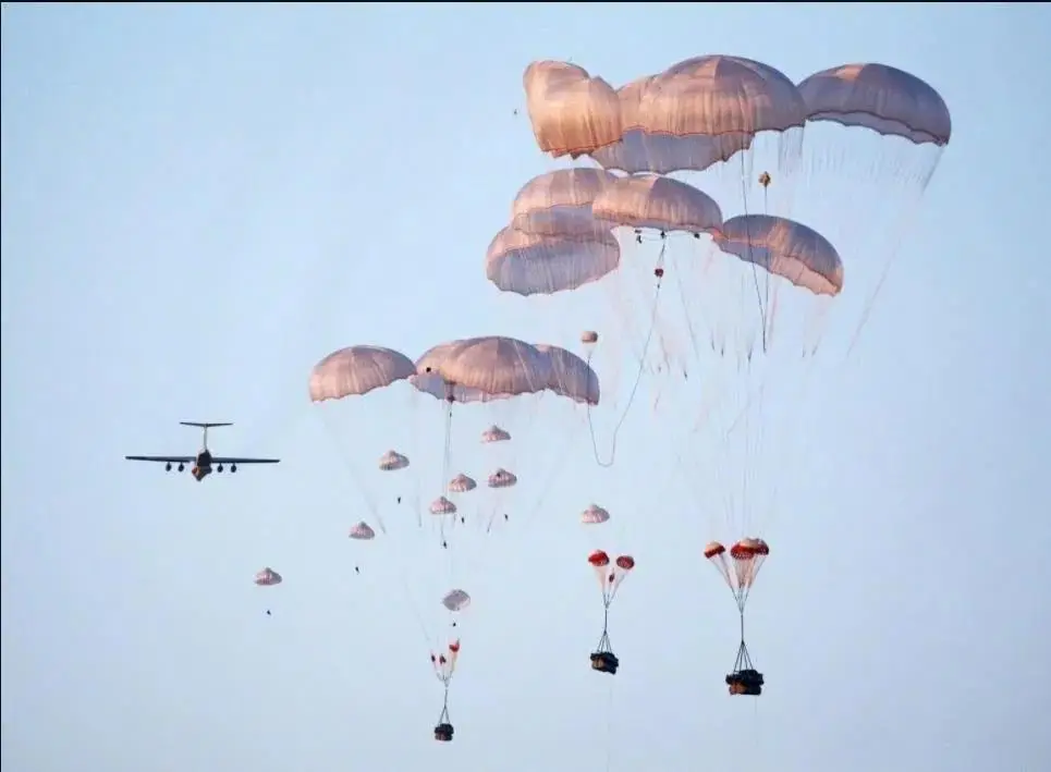 空投战车_运-20战略运输机_03式伞兵战车空投