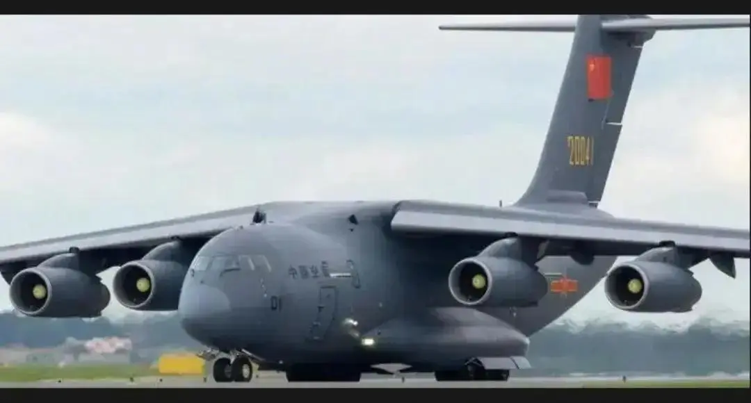 运-20战略运输机_空投战车_03式伞兵战车空投