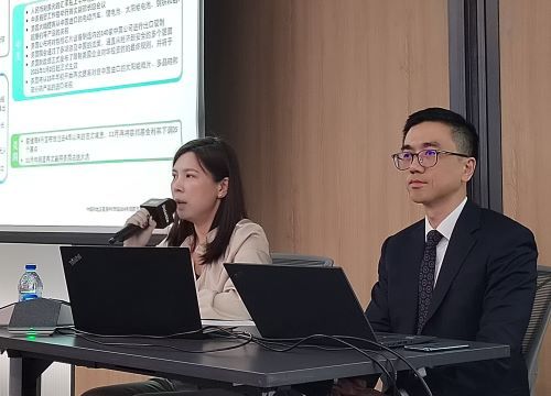 (德勤相关合伙人分析IPO市场 中新网记者 姜煜 摄)