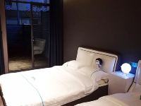 飞客一号舱创意民宿(深圳较场尾店) - 豪华亲子双床花园房