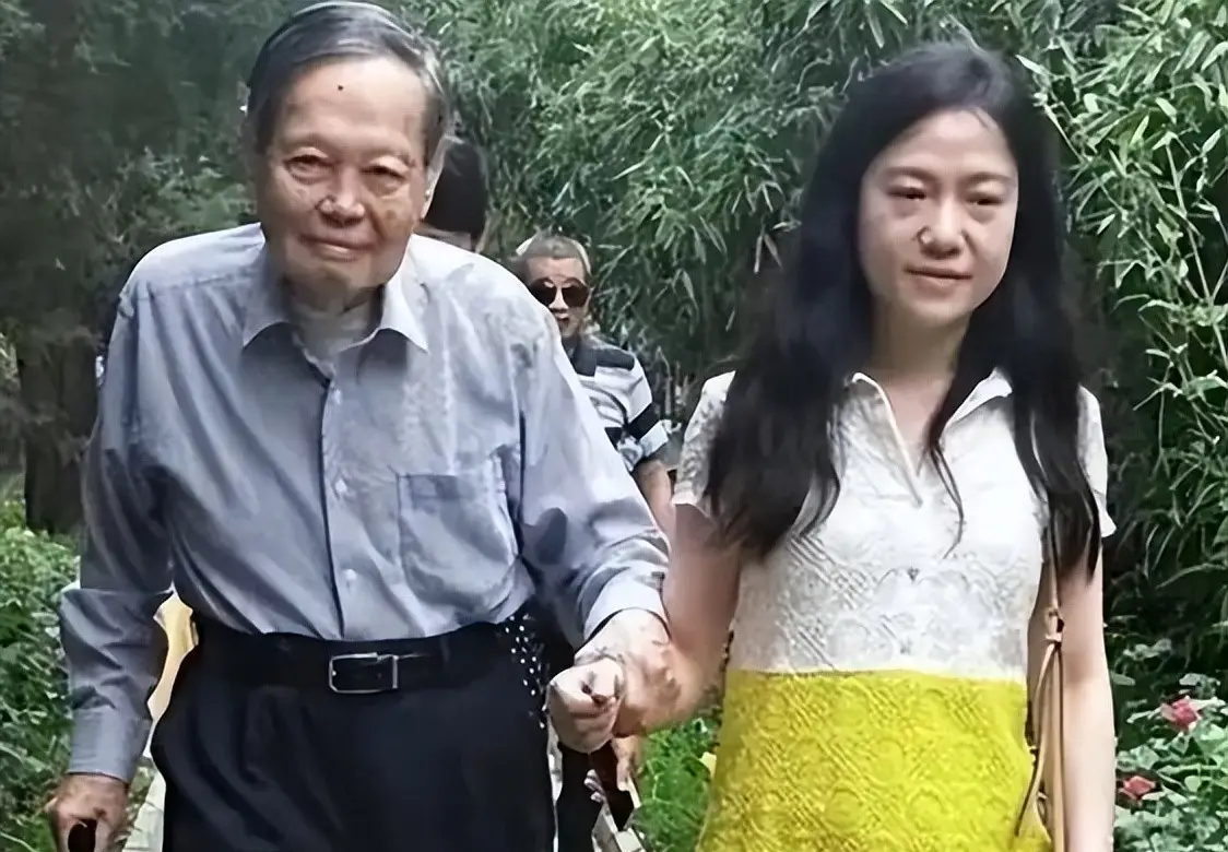 翁帆最新生活状态_翁帆对杨振宁不耐烦了_翁帆川西旅行
