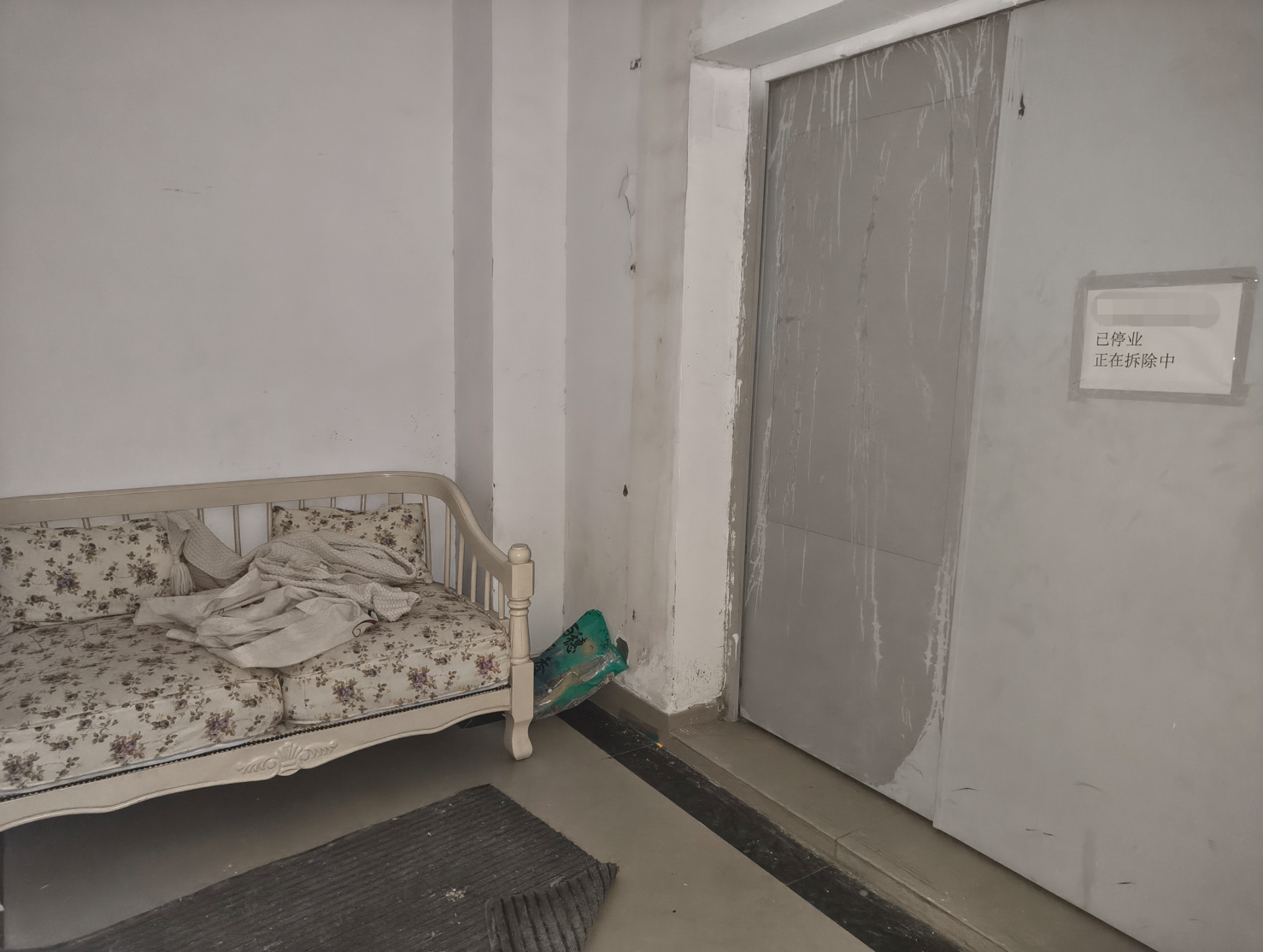 偷拍自拍大香蕉_女孩被男同事偷拍经历_反偷拍博主追鼠记