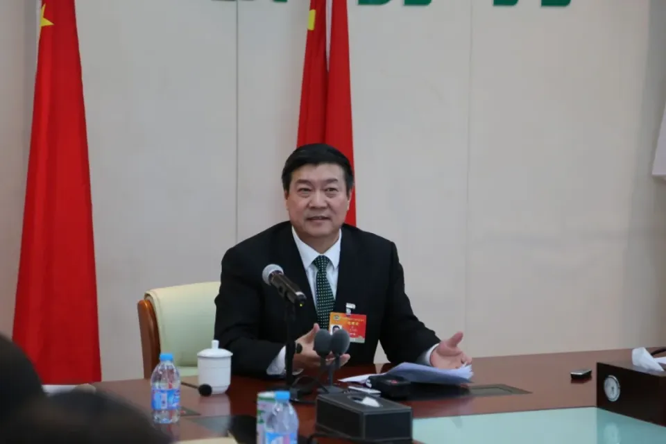 亿利洁能财务造假等被罚 实控人曾是‘治沙英雄’如今落寞